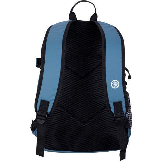 Achterzijde van de staalblauwe PMX5 backpack met zwarte gepolsterde rugbanden