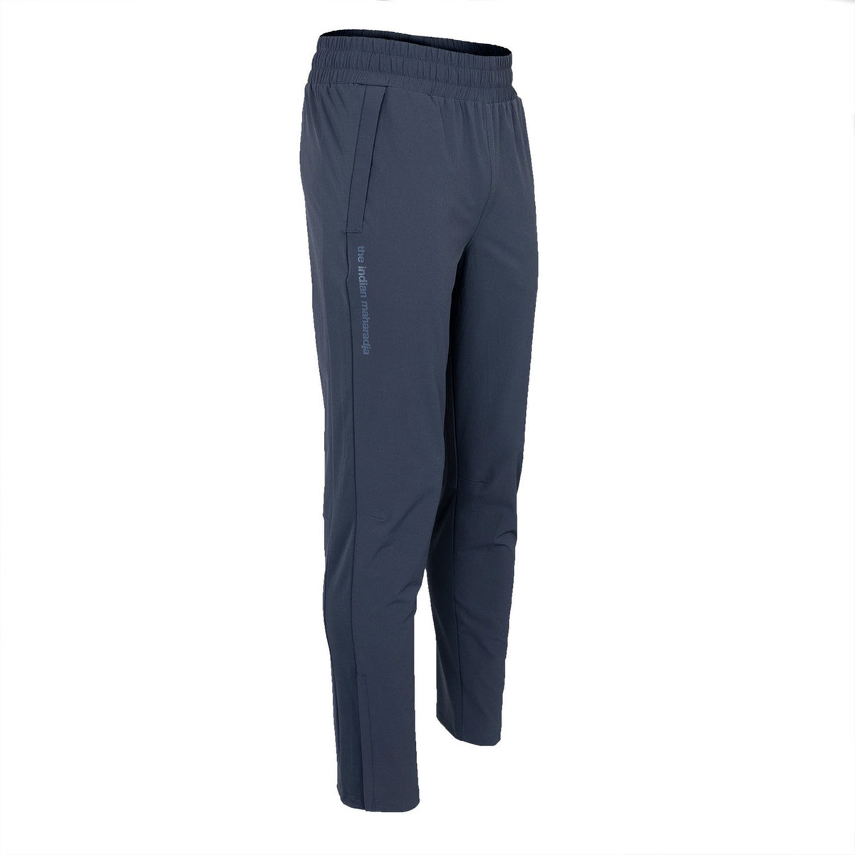 Zijaanzicht van de donkerblauwe Indian Maharadja Plyo Flex broek met tekst langs de pijp