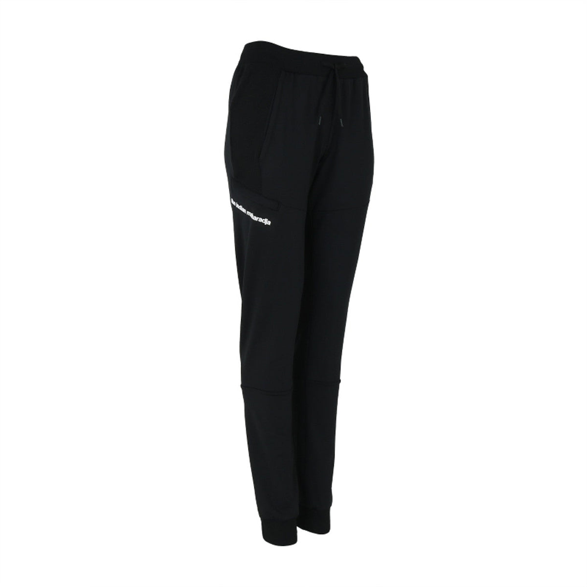 Zijaanzicht van de zwarte Indian Maharadja Cargo broek met verticaal merklogo op het been