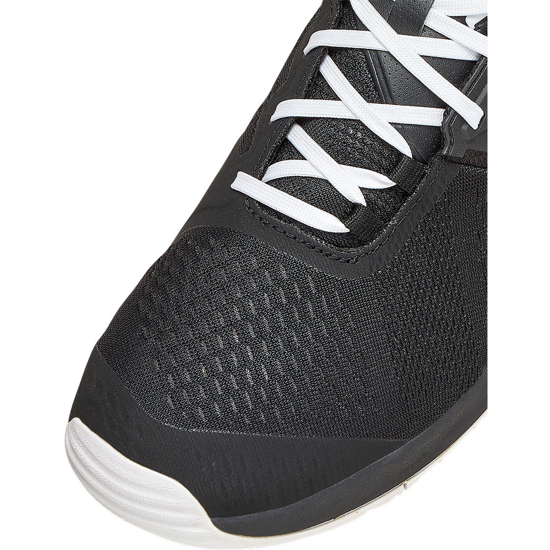 Close-up van de zwarte neus en witte veters van de Wilson Bela Tour