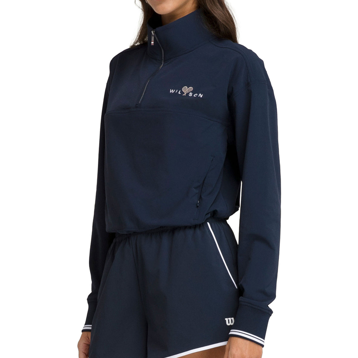 Donkerblauwe Wilson Davenport sweater gedragen met bijpassende short