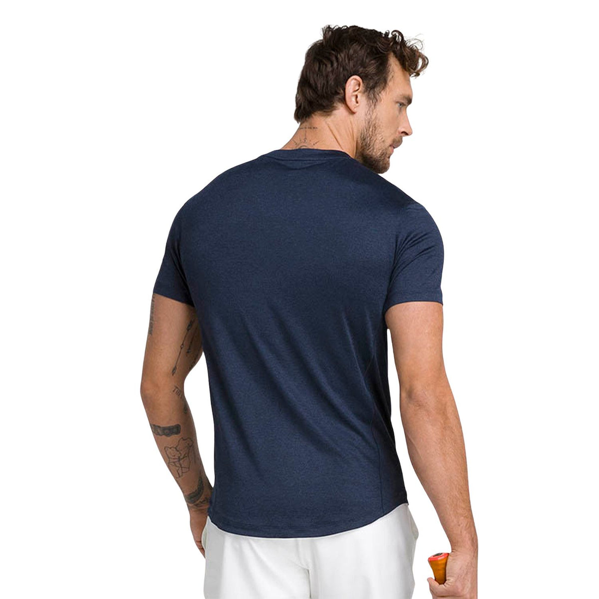 Model van achteren in het donkerblauwe Wilson Everyday Performance T-shirt