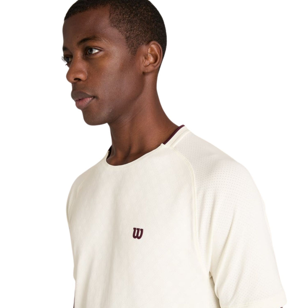 Close-up van het beige Wilson Serve Out T-shirt met zwart Wilson-logo