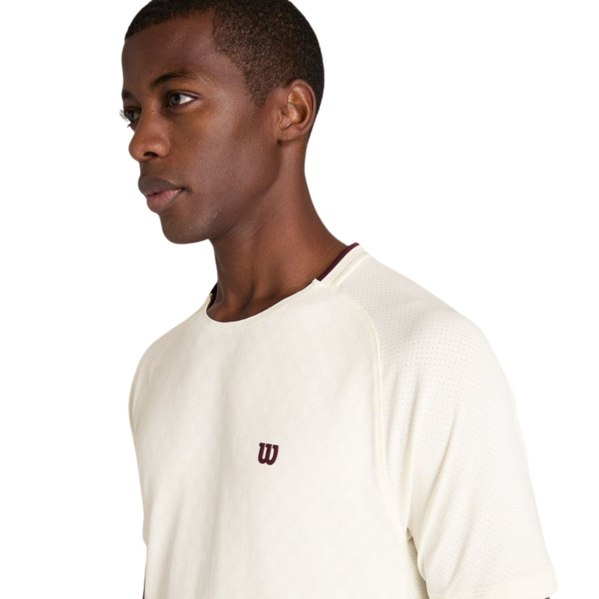 Gros plan sur le t-shirt beige Wilson Serve Out orné du logo Wilson noir