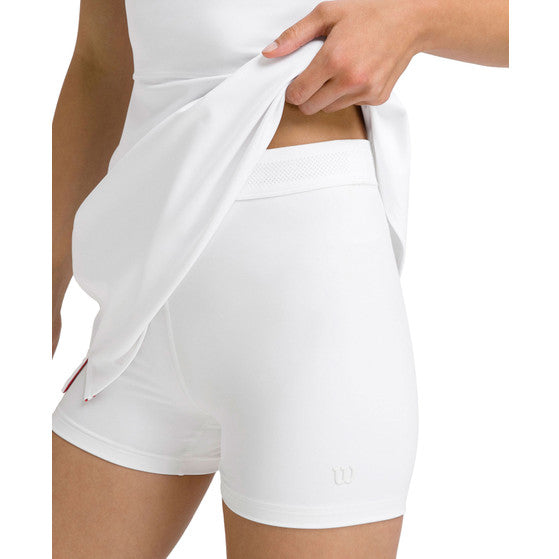 Detail van de witte binnenshort onder de Wilson Tiebreaker jurk