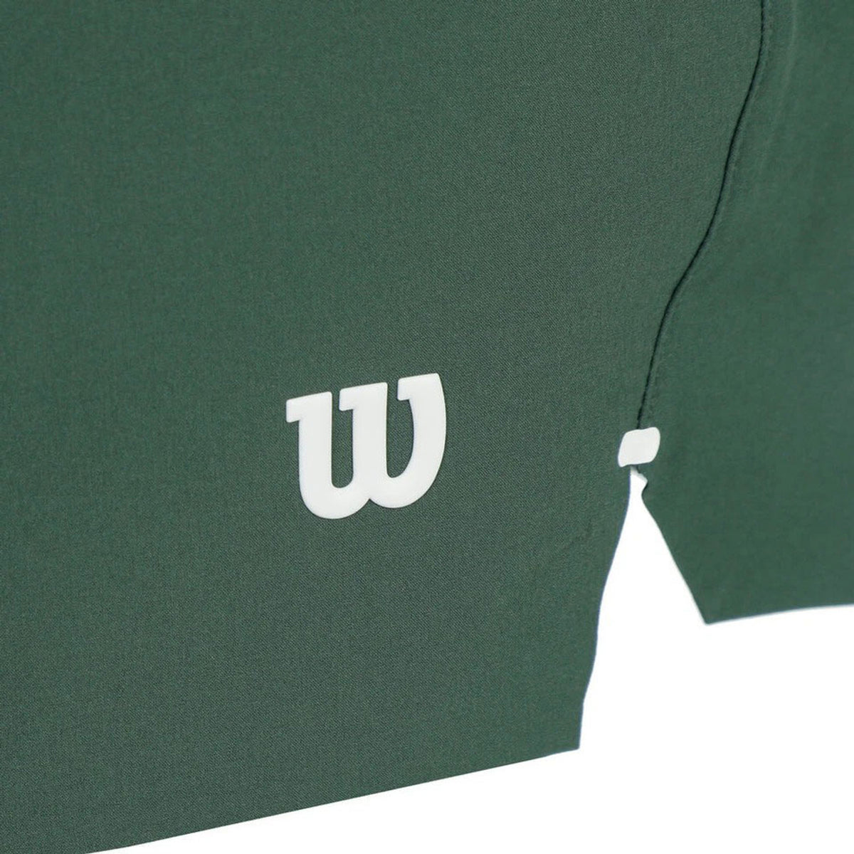 Detail van het witte Wilson-logo op de groene Tournament short