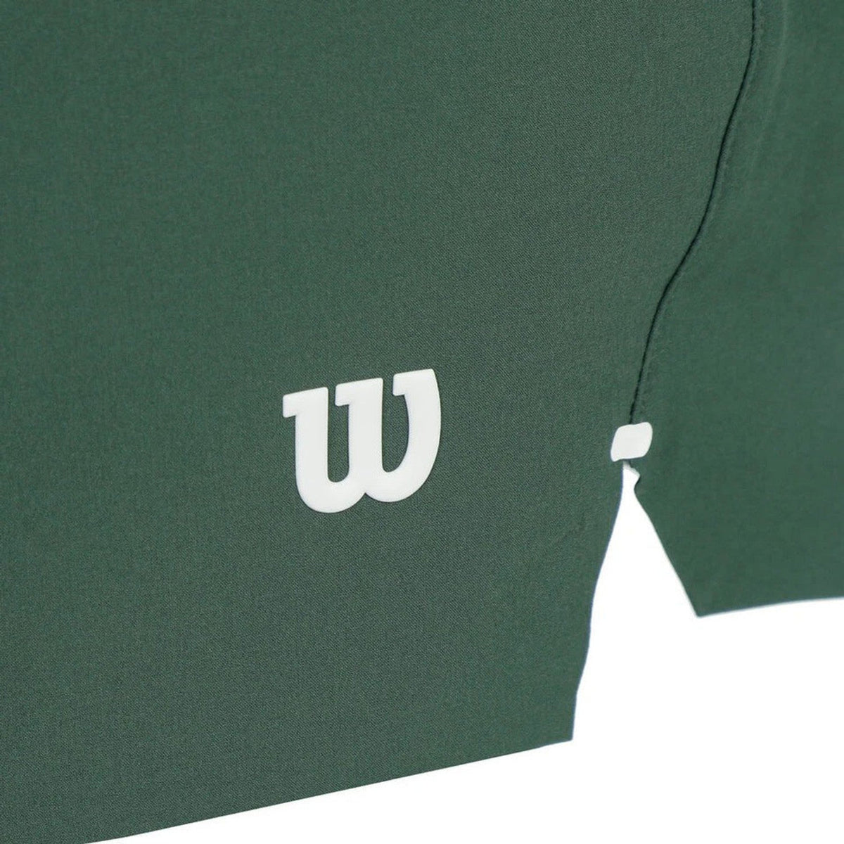 Détail du logo Wilson blanc sur le short Tournament vert