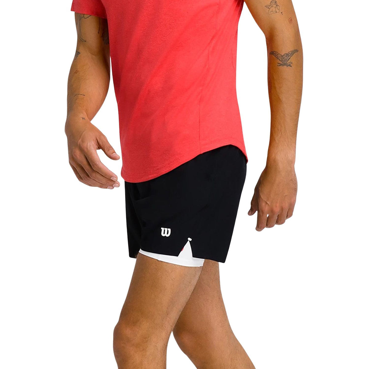 Zwarte Wilson Tournament short van opzij met wit Wilson-logo op de pijp
