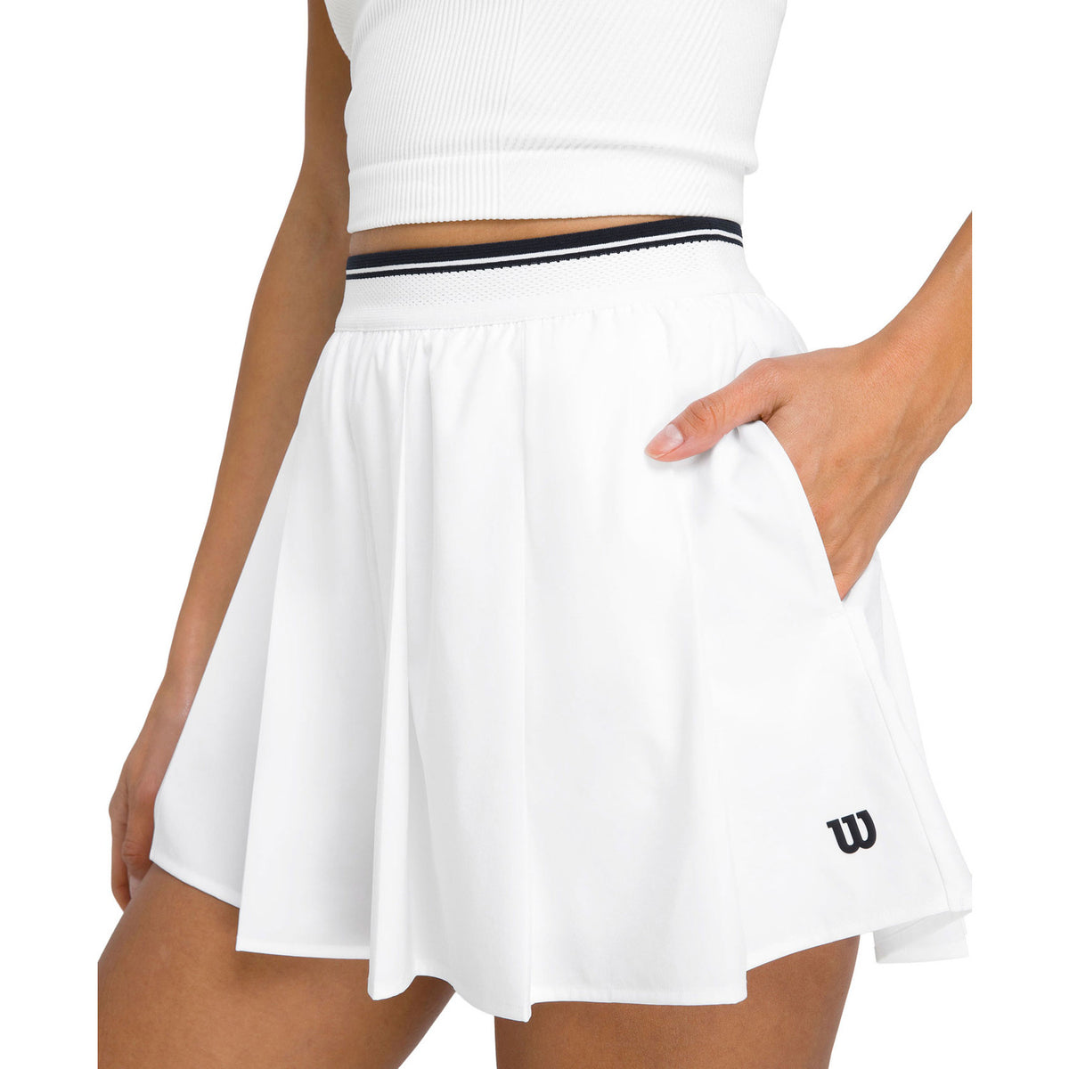 Witte Wilson Velocity plisseshort voor dames met hand in de zijzak