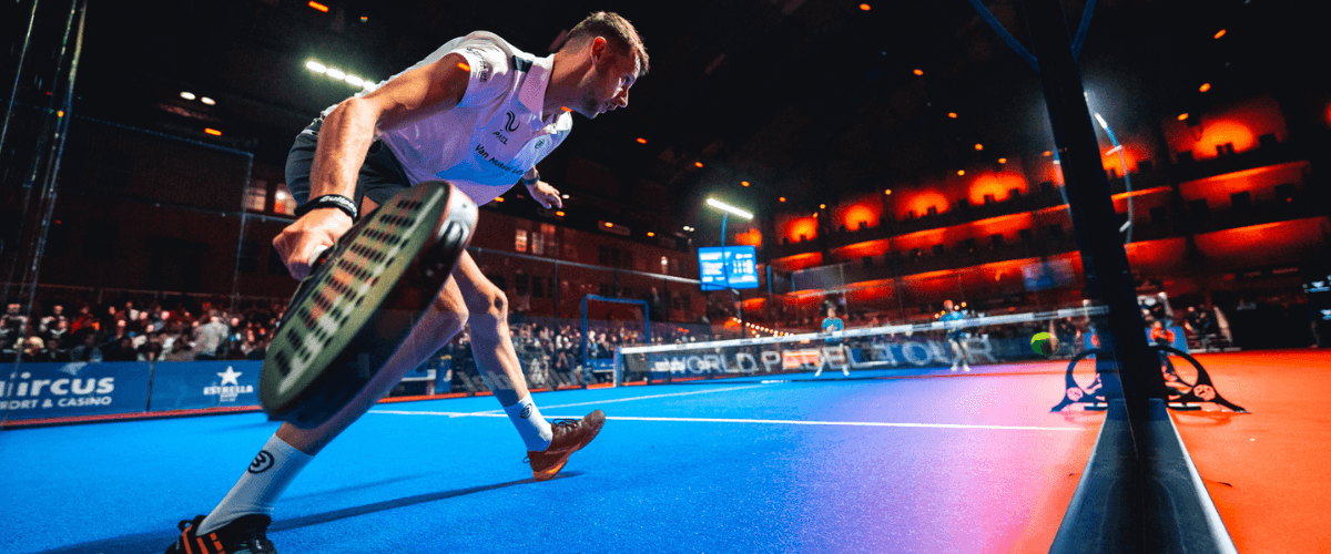 Aan welke kant van de padelbaan kun je het beste staan?