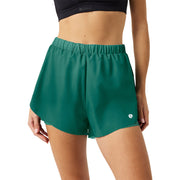 Vooraanzicht van de groene Bjorn Borg Ace 2-in-1 damesshort met elastische taille en losse pijpen