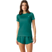 Model draagt het groene Bjorn Borg Ace Slim T-shirt met bijpassende groene short