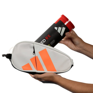Handen houden de beige adidas accessoiretas en een koker padelballen vast