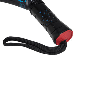 Close-up van de grip met rode afsluitdop en polsband van de Adipower Multiweight CTRL 3.4