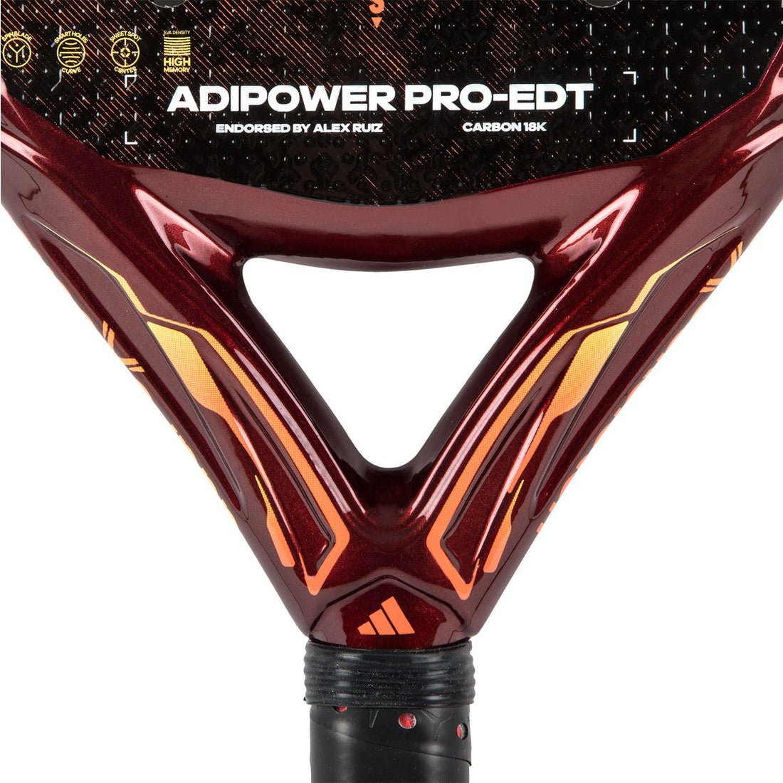 Detalle del corazón de color burdeos de la Adipower Pro EDT con el estampado «Carbon 18K»