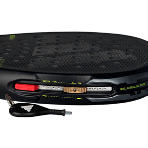 Adidas Arrow Hit 2026 padelracket liggend met Intelligent Balance System-gewichtje