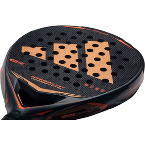 Adidas Arrow Hit Carbon CTRL 2026 padelracket schuin liggend met koperen adidas-logo