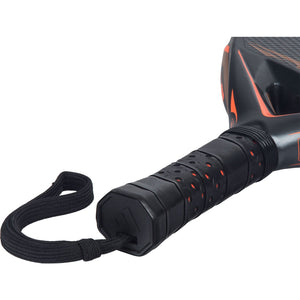 Close-up van de grip en zwarte polsband van de Arrow Hit Carbon CTRL 2026