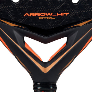 Detail van het hart van de Adidas Arrow Hit CTRL 2026 met Arrow Hit CTRL-opdruk