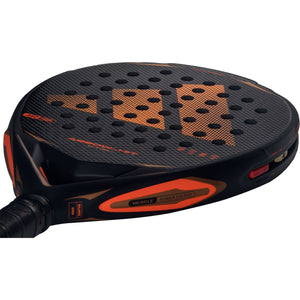 Adidas Arrow Hit CTRL 2026 padelracket liggend met oranje framerand
