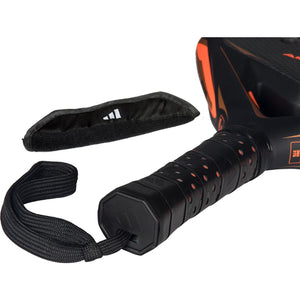 Close-up van de grip en zwarte polsband van de Adidas Arrow Hit CTRL 2026