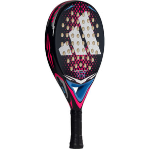 Adidas Arrow Hit Jr 2026 schuin vooraanzicht in zwart met roze en blauw