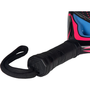 Close-up van de grip en zwarte polsband van de roze Adidas Arrow Hit Jr 2026