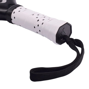Close-up van de witte grip en zwarte polsband van het Adidas Arrow Hit Pro EDT 2026
