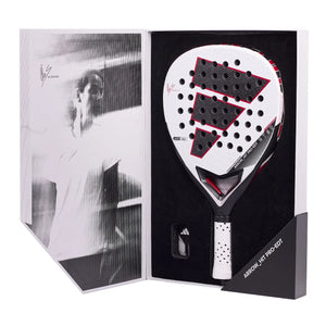 Geopende geschenkdoos met het Adidas Arrow Hit Pro EDT 2026 padelracket erin