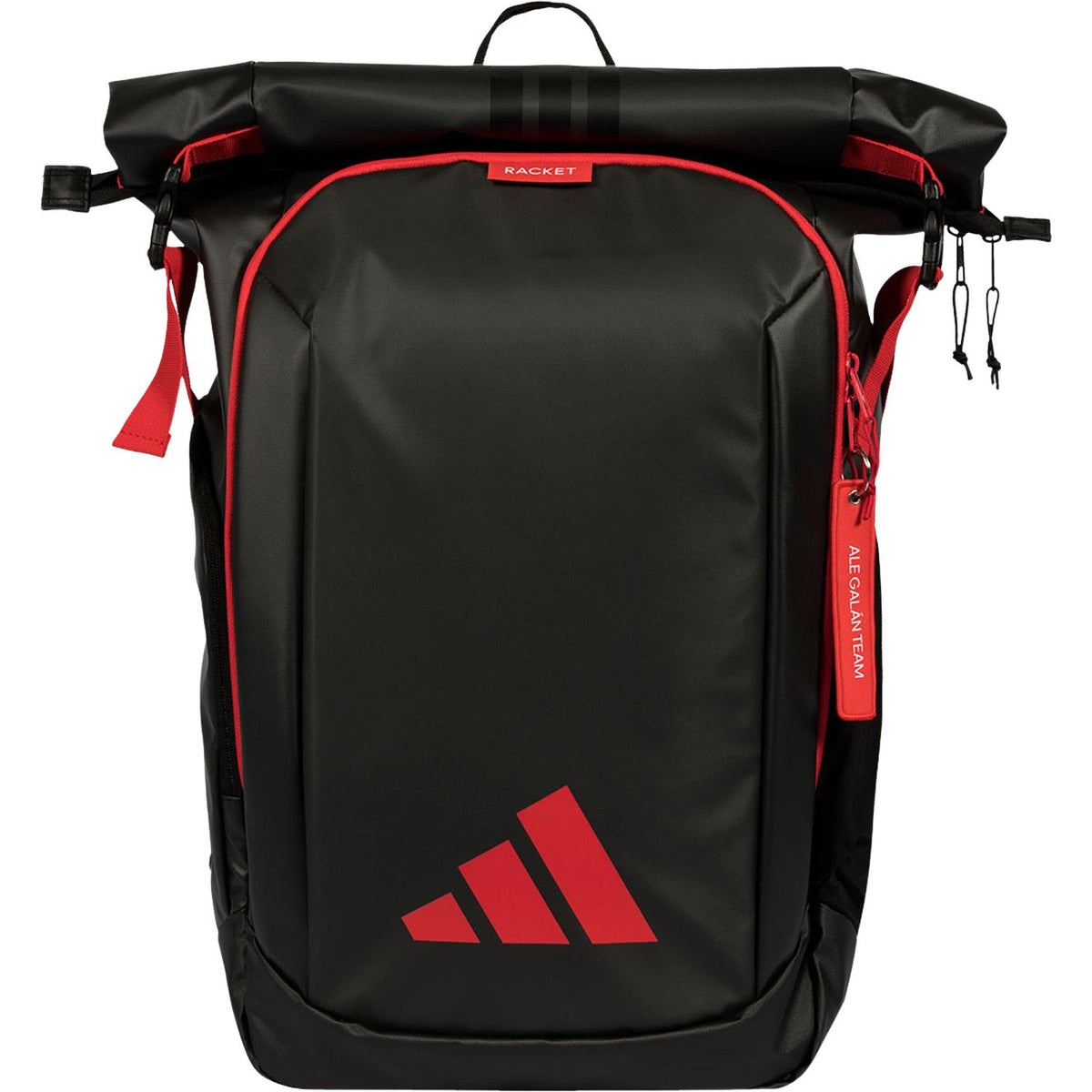 Vooraanzicht van de zwarte Adidas Backpack Multigame 2026 met rood logo en rolltop
