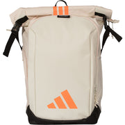 Vooraanzicht van de cremekleurige Adidas Backpack Multigame 2026 met oranje rolltopsluiting