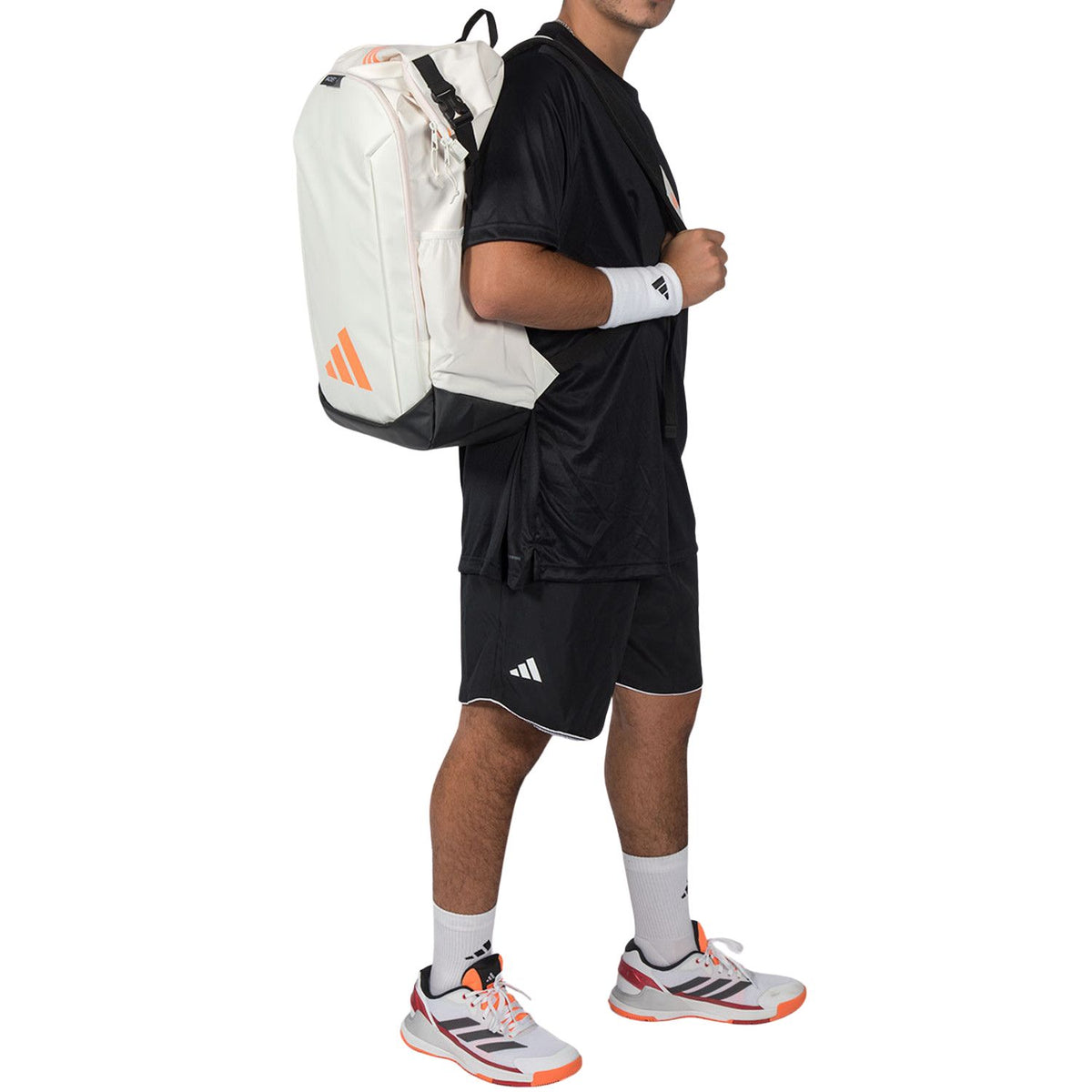 Speler draagt de cremekleurige Adidas Backpack Multigame 2026 over een schouder