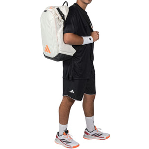 Speler draagt de cremekleurige Adidas Backpack Multigame 2026 over een schouder