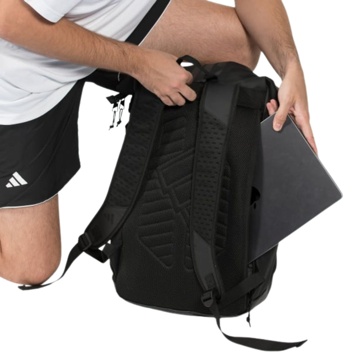 Speler schuift een laptop in het rugvak van de zwarte Adidas Backpack Multigame 2026