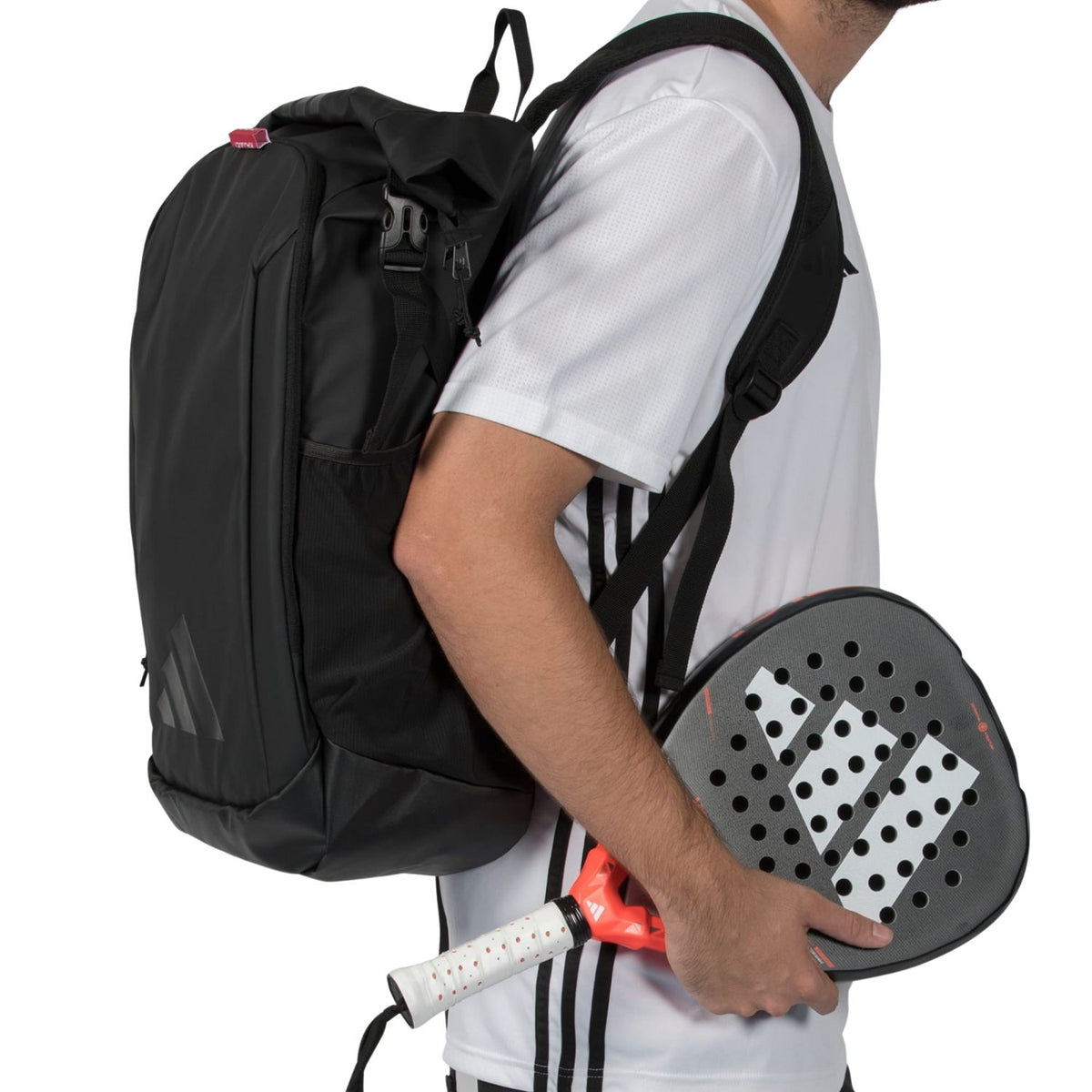 Speler met de zwarte Adidas Backpack Multigame 2026 op de rug en een padelracket in de hand