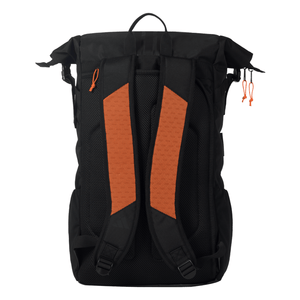 Achterzijde van de zwart-oranje Adidas Backpack Multigame 3.4 met gevoerde draagbanden.