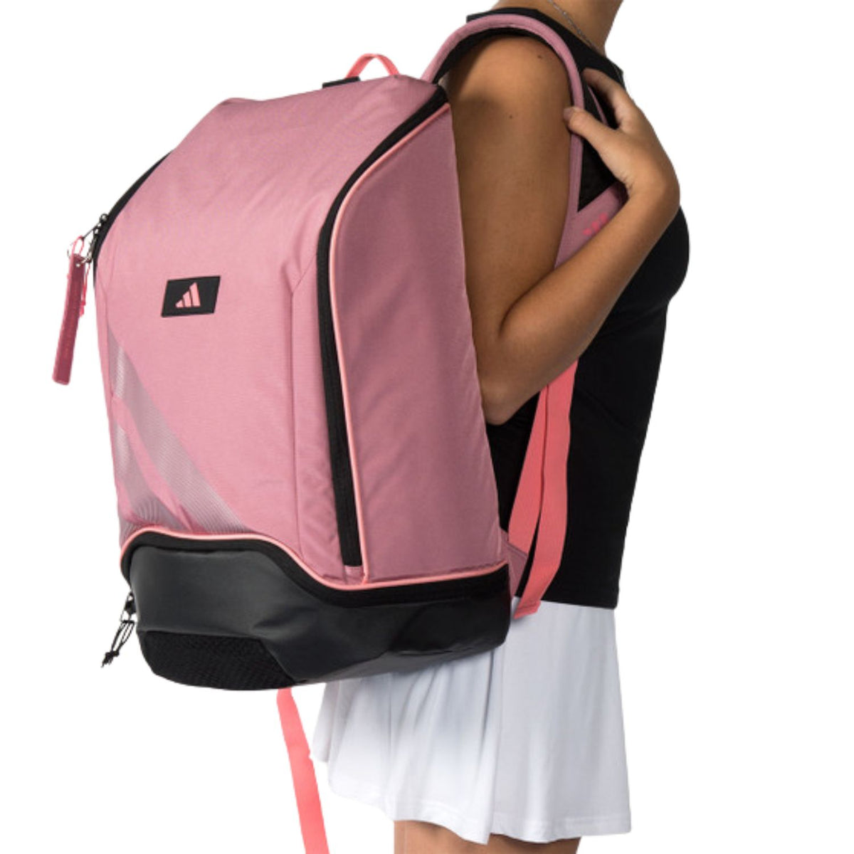 Model draagt de roze Adidas Protour 2026 rugzak over een schouder, zijaanzicht.