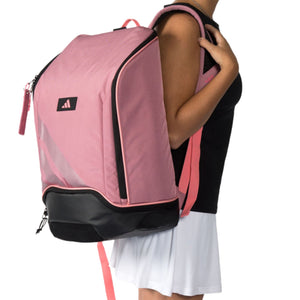 Model draagt de roze Adidas Protour 2026 rugzak over een schouder, zijaanzicht.