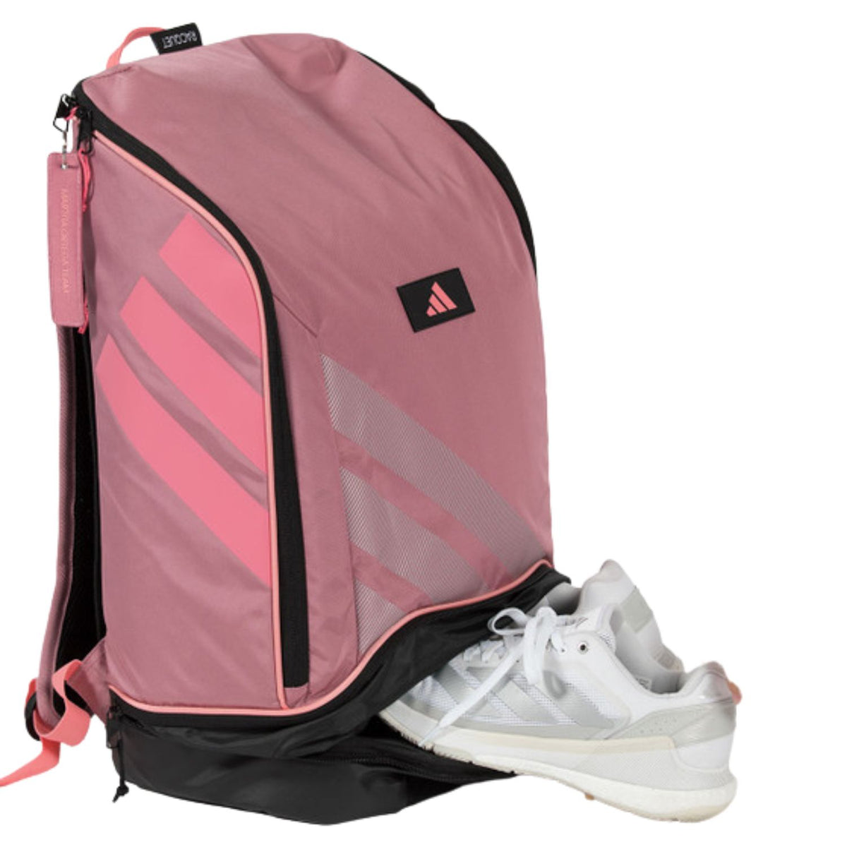 Roze Adidas Protour 2026 met geopend onderste schoenenvak en witte sportschoenen ernaast.