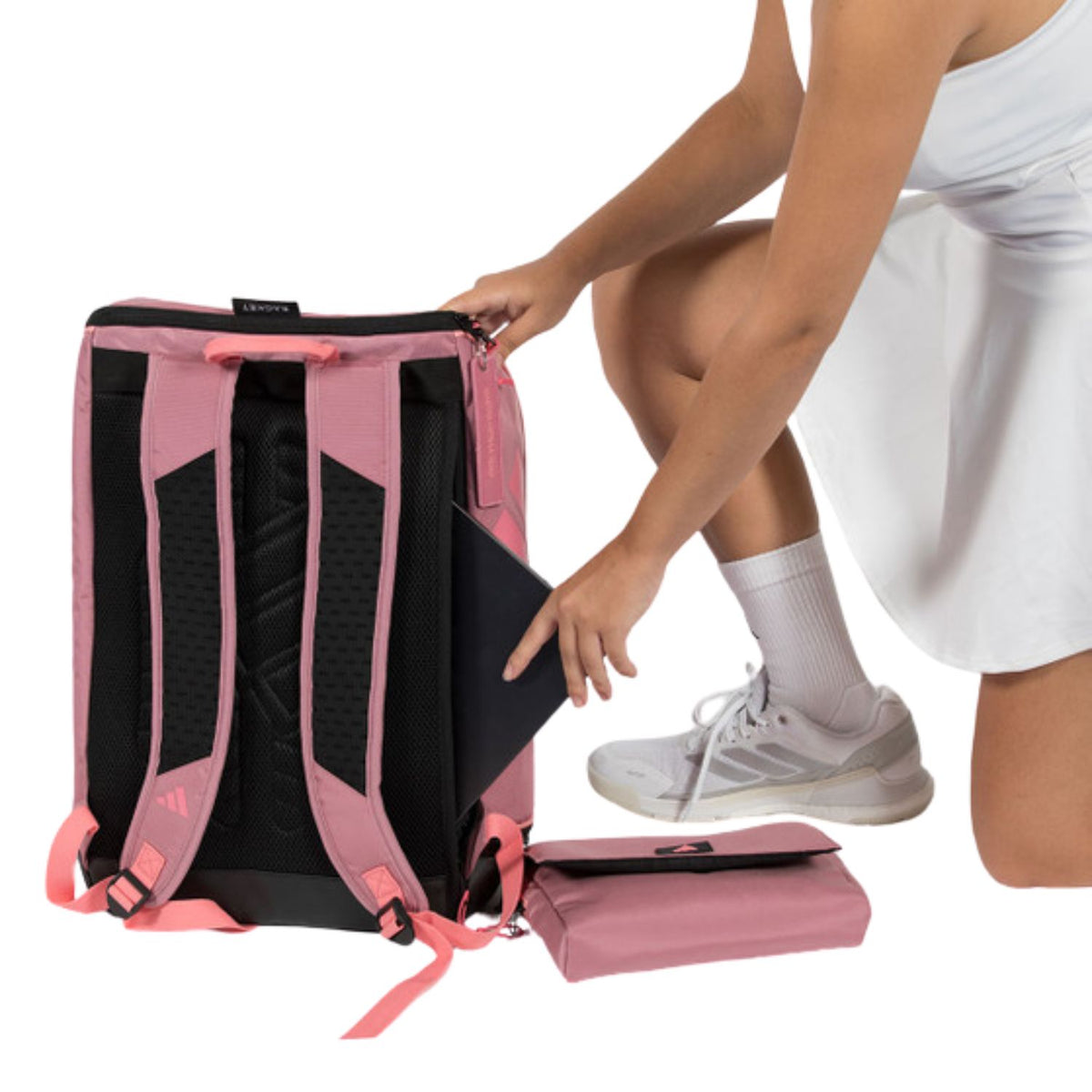 Roze Adidas Protour 2026 rugzak met uitneembaar heupkussen dat wordt losgemaakt.