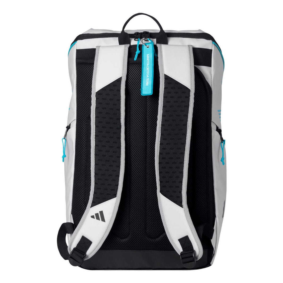 Achterzijde van de witte Adidas Protour 3.4 met zwarte draagbanden en turquoise rits.