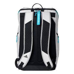 Achterzijde van de witte Adidas Protour 3.4 met zwarte draagbanden en turquoise rits.