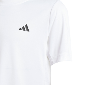 Detail van het zwarte Adidas-logo op de borst van het witte Boys Club T-shirt met korte mouw