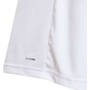 Detail van de mouw van het witte Boys Club T-shirt met Climacool-opdruk en geperforeerd weefsel