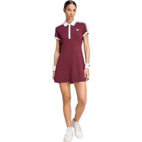 Model draagt de bordeauxrode Adidas Classics jurk met witte polokraag, vooraanzicht