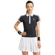Model draagt de Adidas Classics polo voor dames in zwart met witte tennisrok