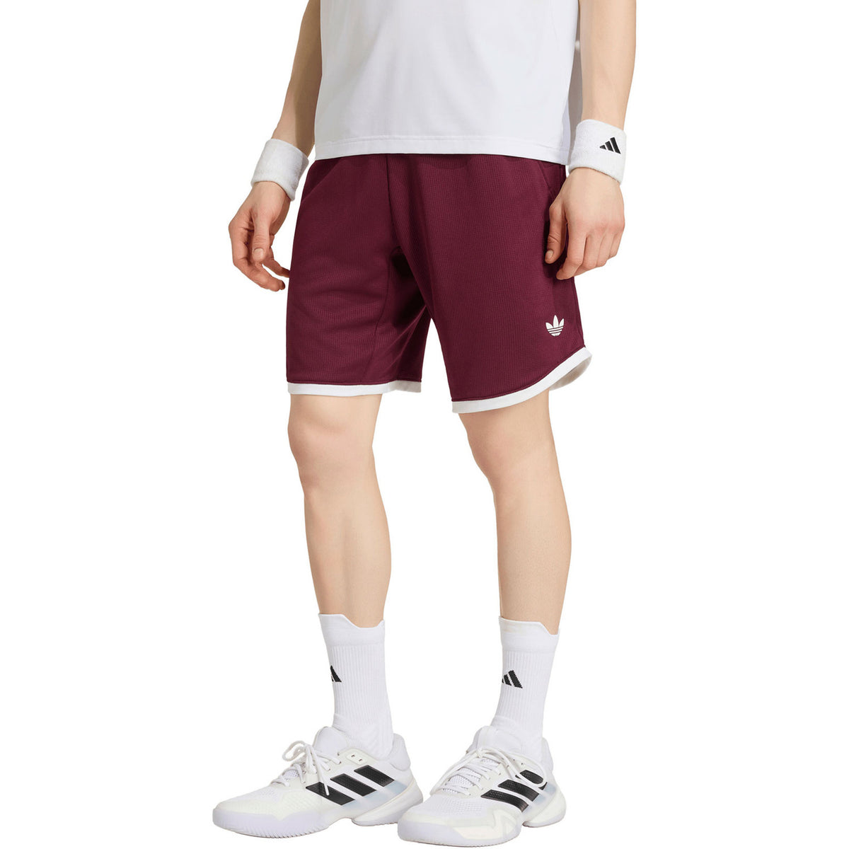 Model draagt de bordeauxrode Adidas Classics short met witte bies, vooraanzicht