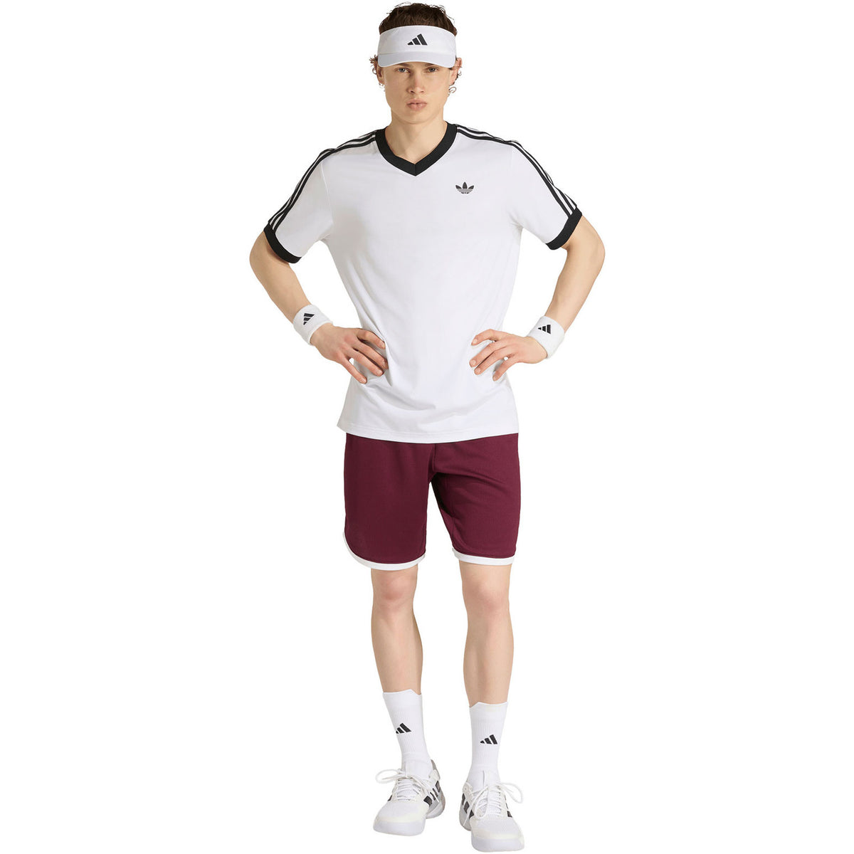 Model ten voeten uit in de bordeauxrode Classics short met wit shirt