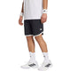 Model draagt de zwarte Adidas Classics short met witte bies, vooraanzicht