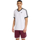 Model draagt het Adidas Classics T-shirt in wit met bordeauxrode short